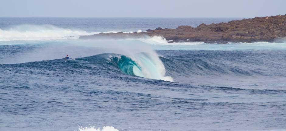 Surf sull’onda sinistra di La Santa Spot per il surf a Lanzarote