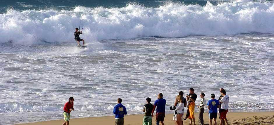 Kitesurf alla spiaggia di El Burro Spot per il kitesurf a Fuerteventura