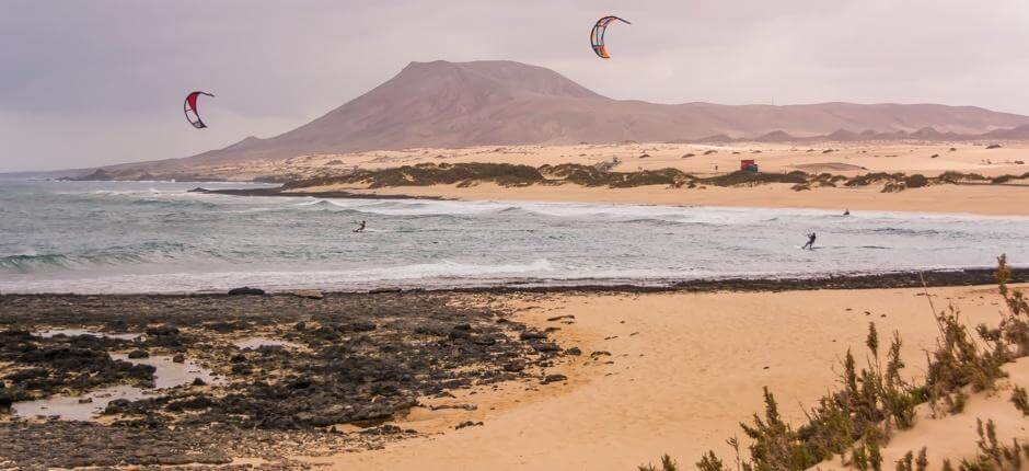Kitesurf alla spiaggia di El Burro Spot per il kitesurf a Fuerteventura