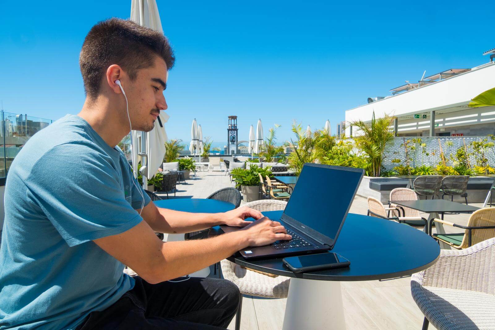 chico portatil terraza