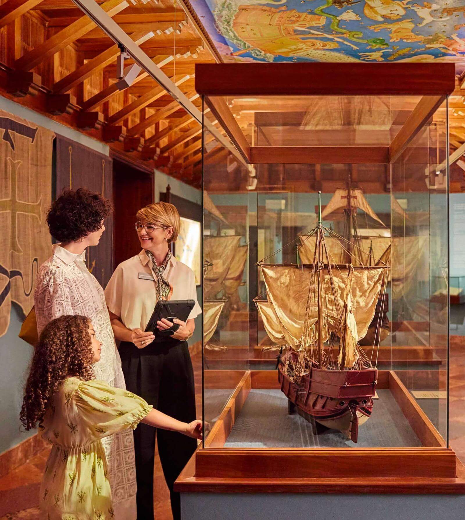 Interno di museo storico con pezzi che riflettono il patrimonio culturale e l'eredità ancestrale.