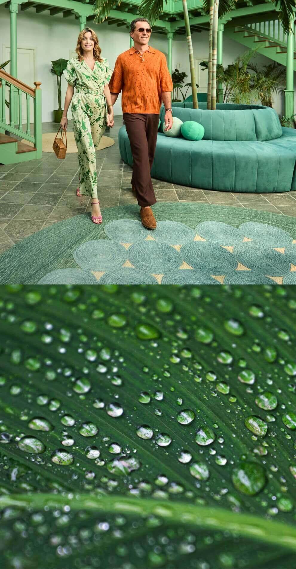 Coppia che cammina all'interno con architettura coloniale reinterpretata, scala verde, palme e divano curvo in un ambiente elegante.