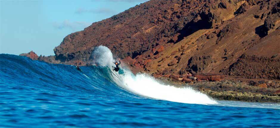 Surf sull’onda destra di Lobos Spot per il surf a Fuerteventura