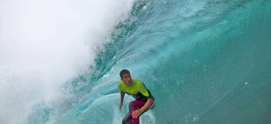 Surf sull’onda sinistra di La Santa Spot per il surf a Lanzarote