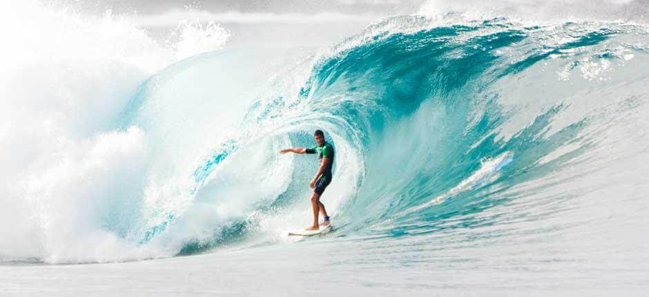 Surf sull’onda sinistra di La Santa Spot per il surf a Lanzarote