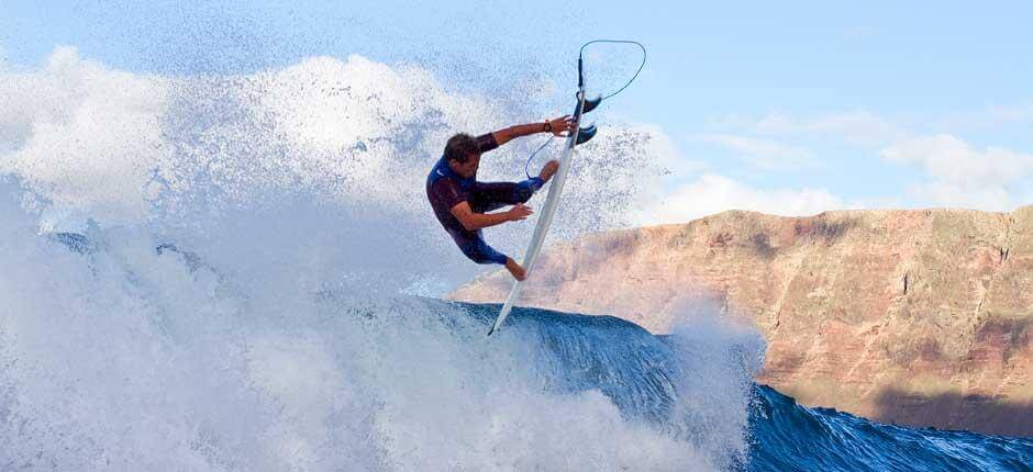 Surf sull’onda sinistra di San Juan Spot per il surf a Lanzarote