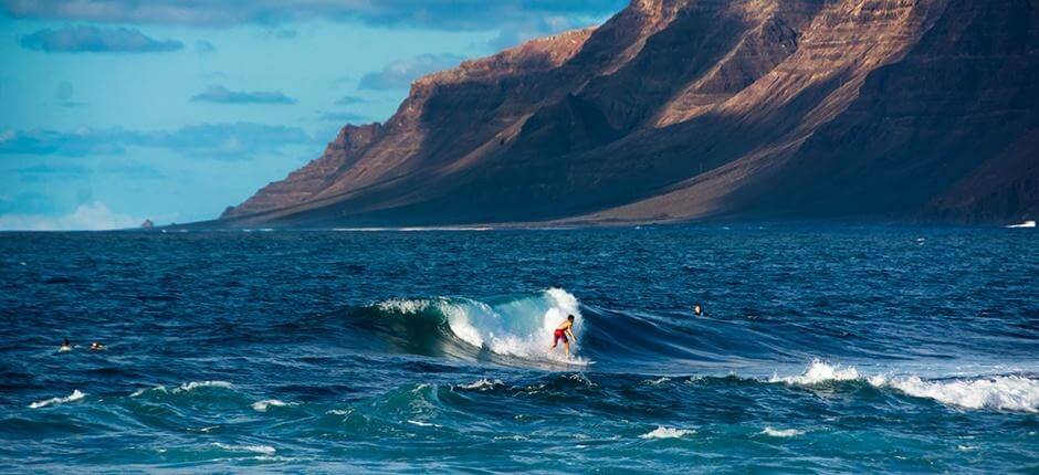 Surf sull’onda sinistra di San Juan Spot per il surf a Lanzarote