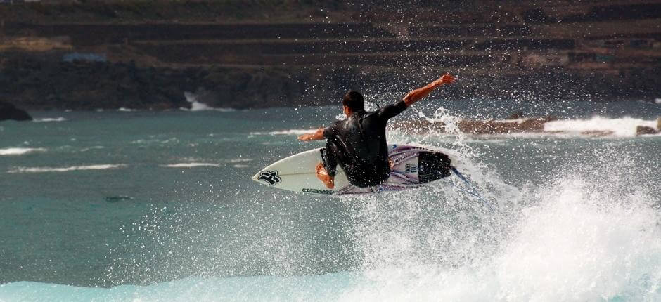 Surf sull’onda destra del Lloret Spot per il surf a Gran Canaria